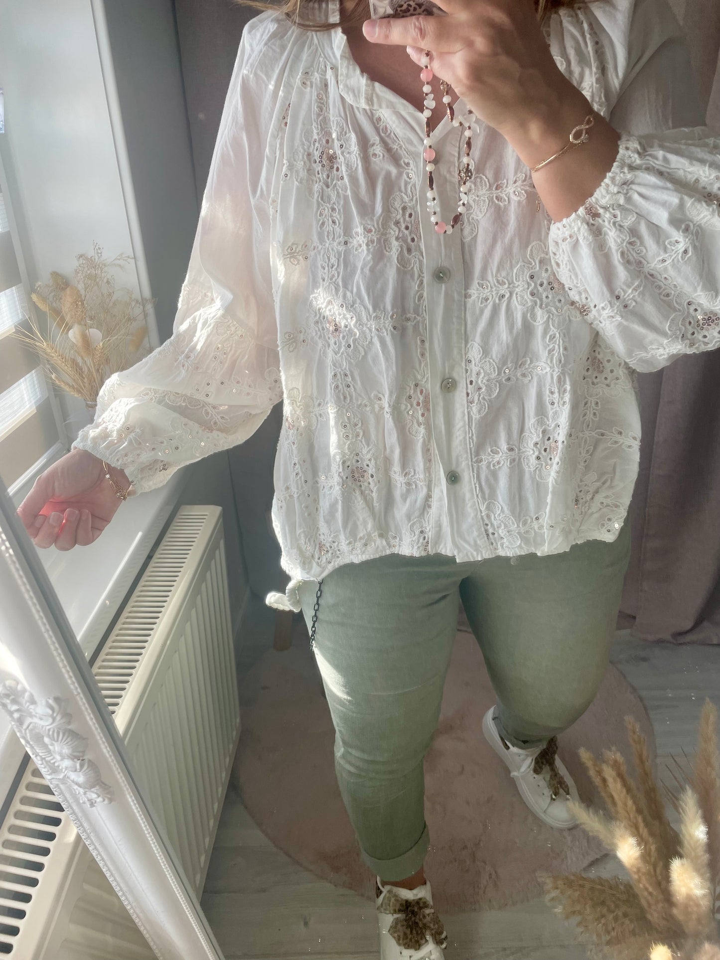 Chemise blanche à boutons manche bouffantes motif en crochet