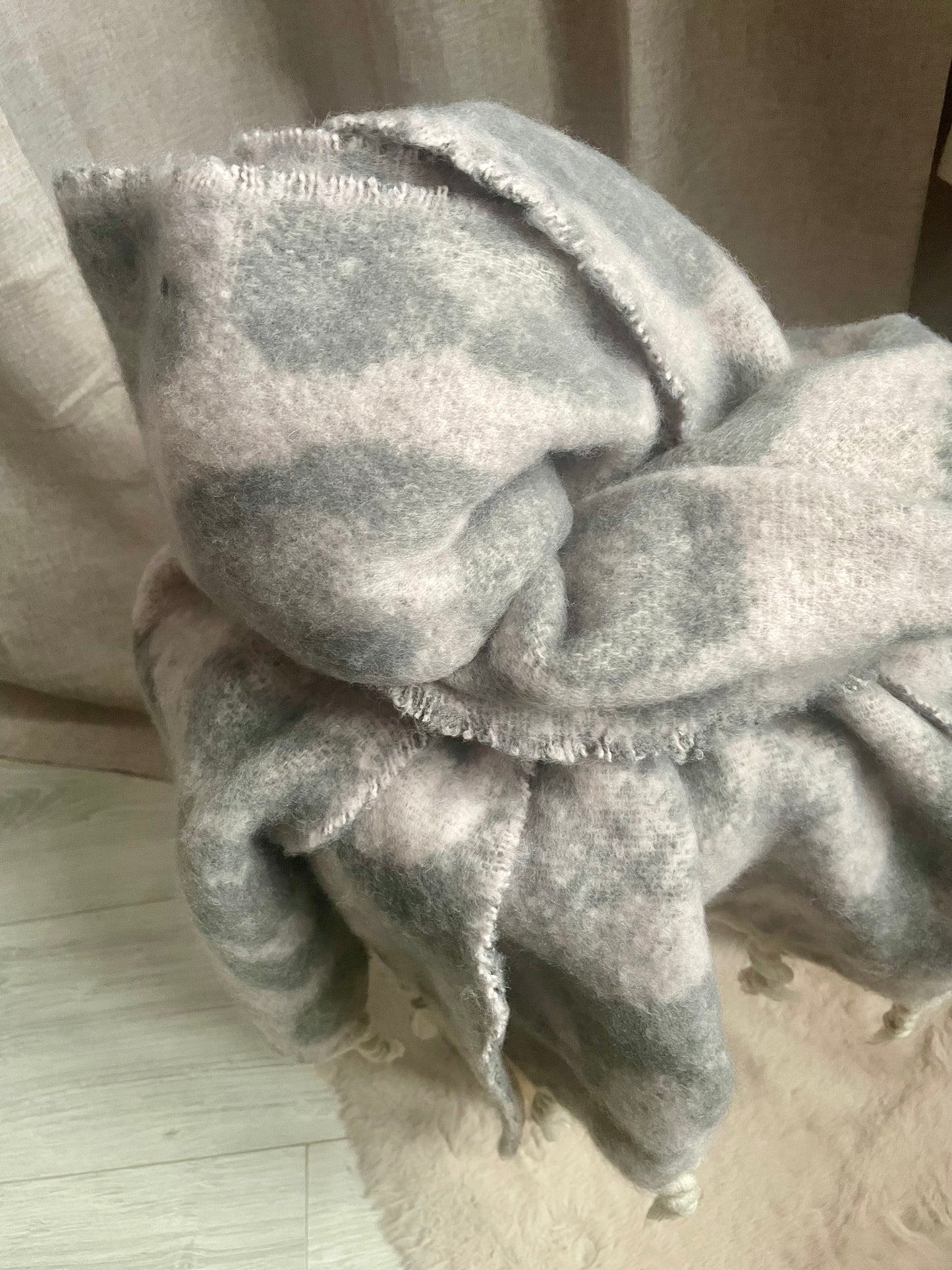Écharpe châle toute douce à franges léopard gris rosé