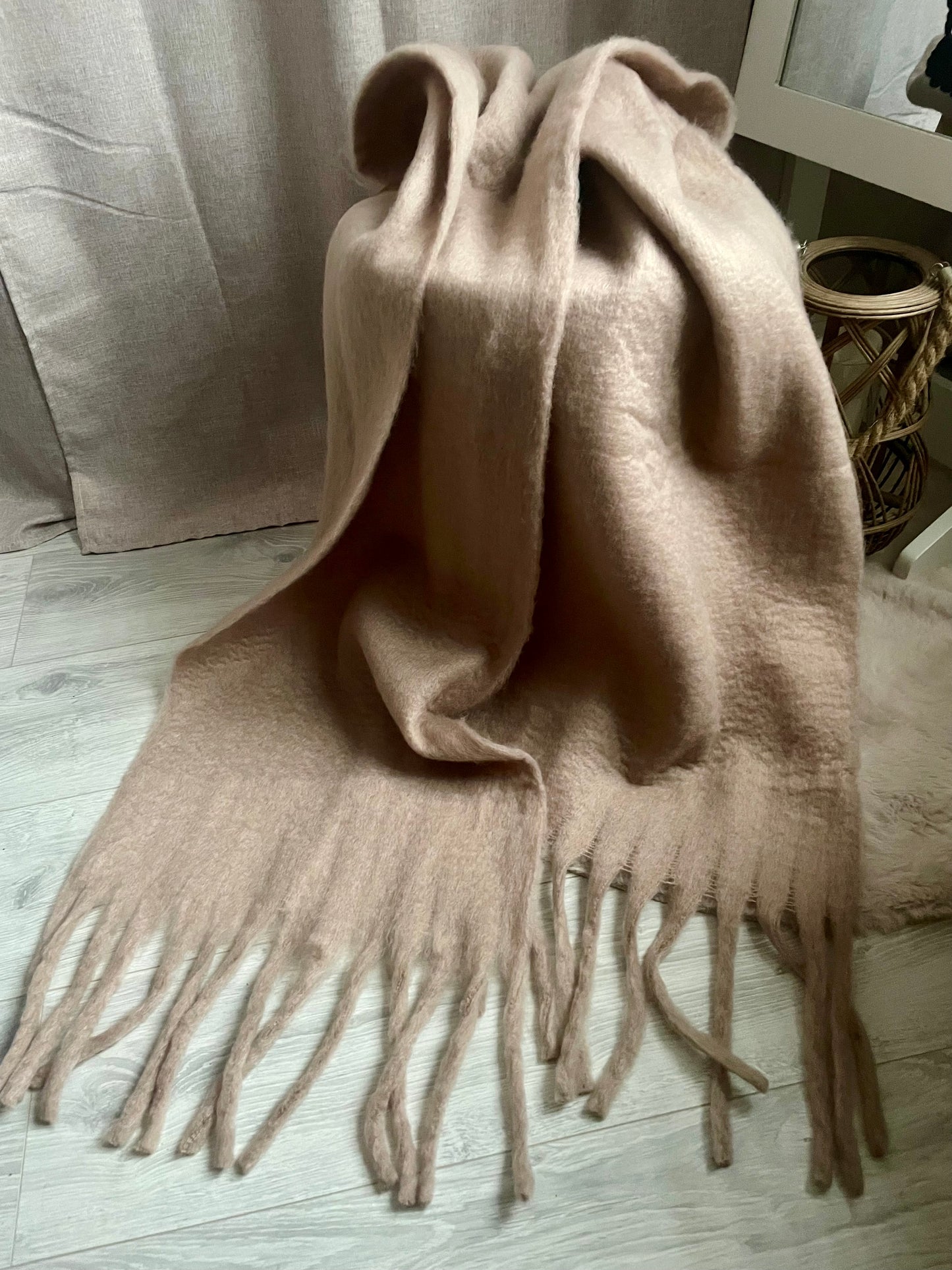 Écharpe douce et épaisse à franges taupe Bianca