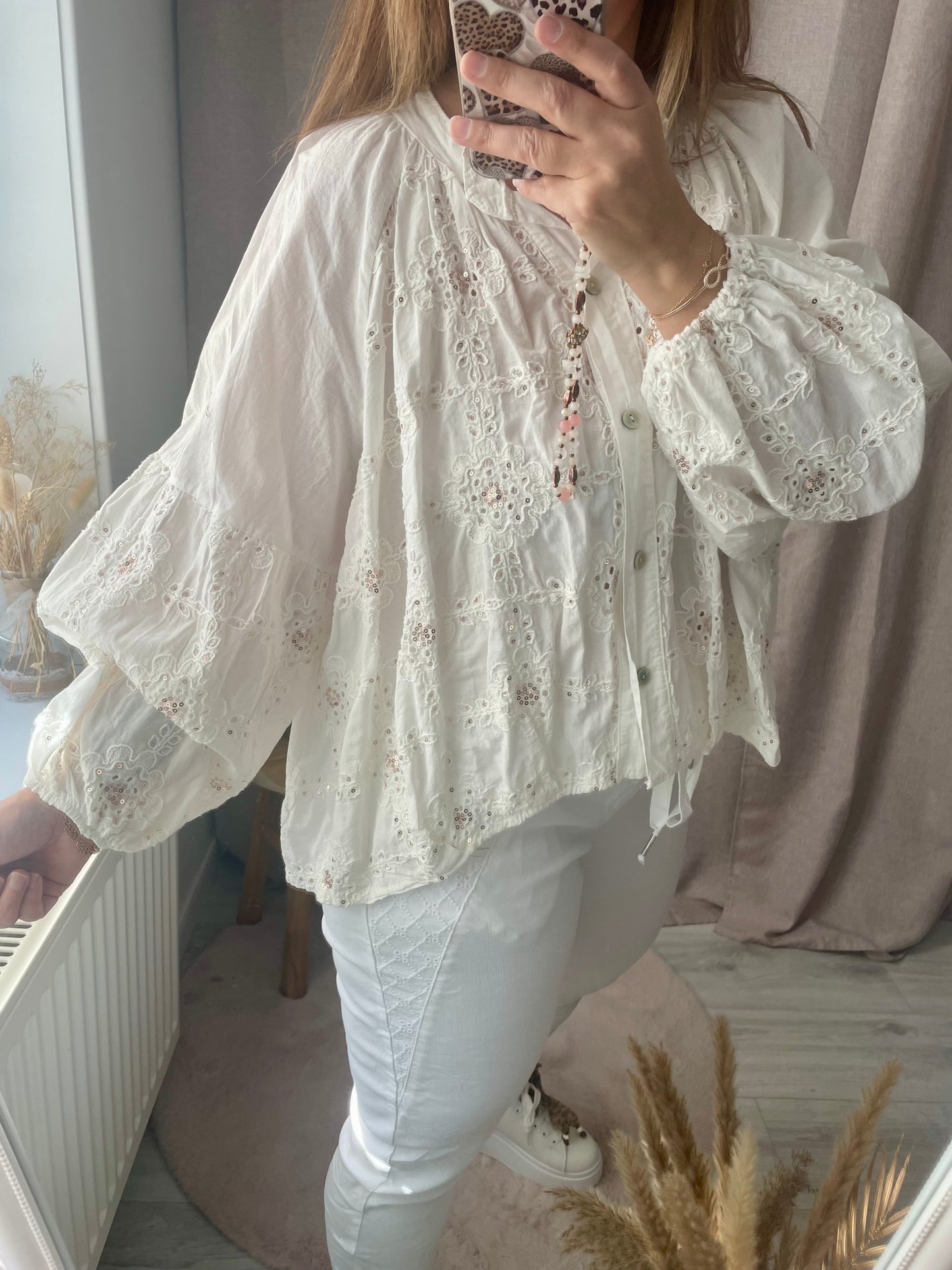 Chemise blanche à boutons manche bouffantes motif en crochet