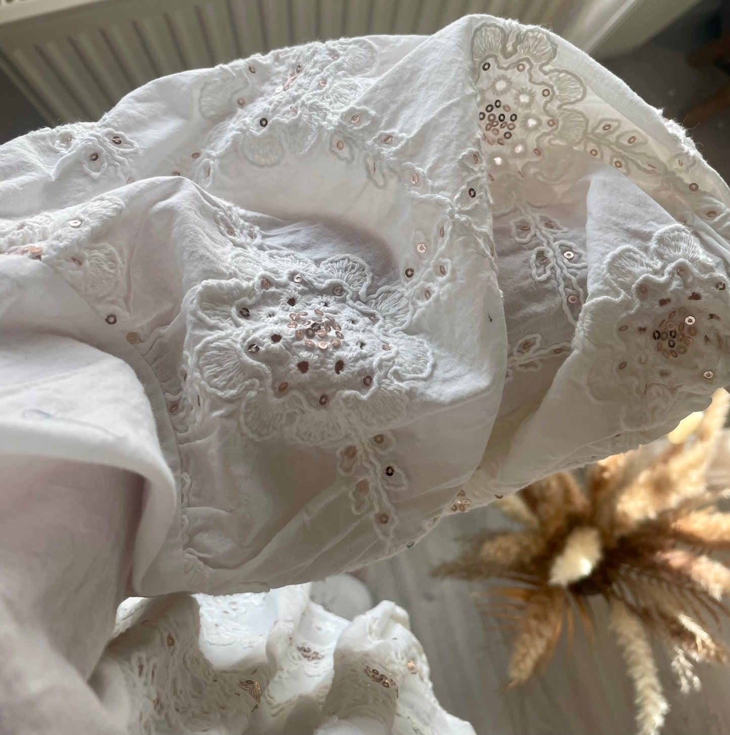 Chemise blanche à boutons manche bouffantes motif en crochet