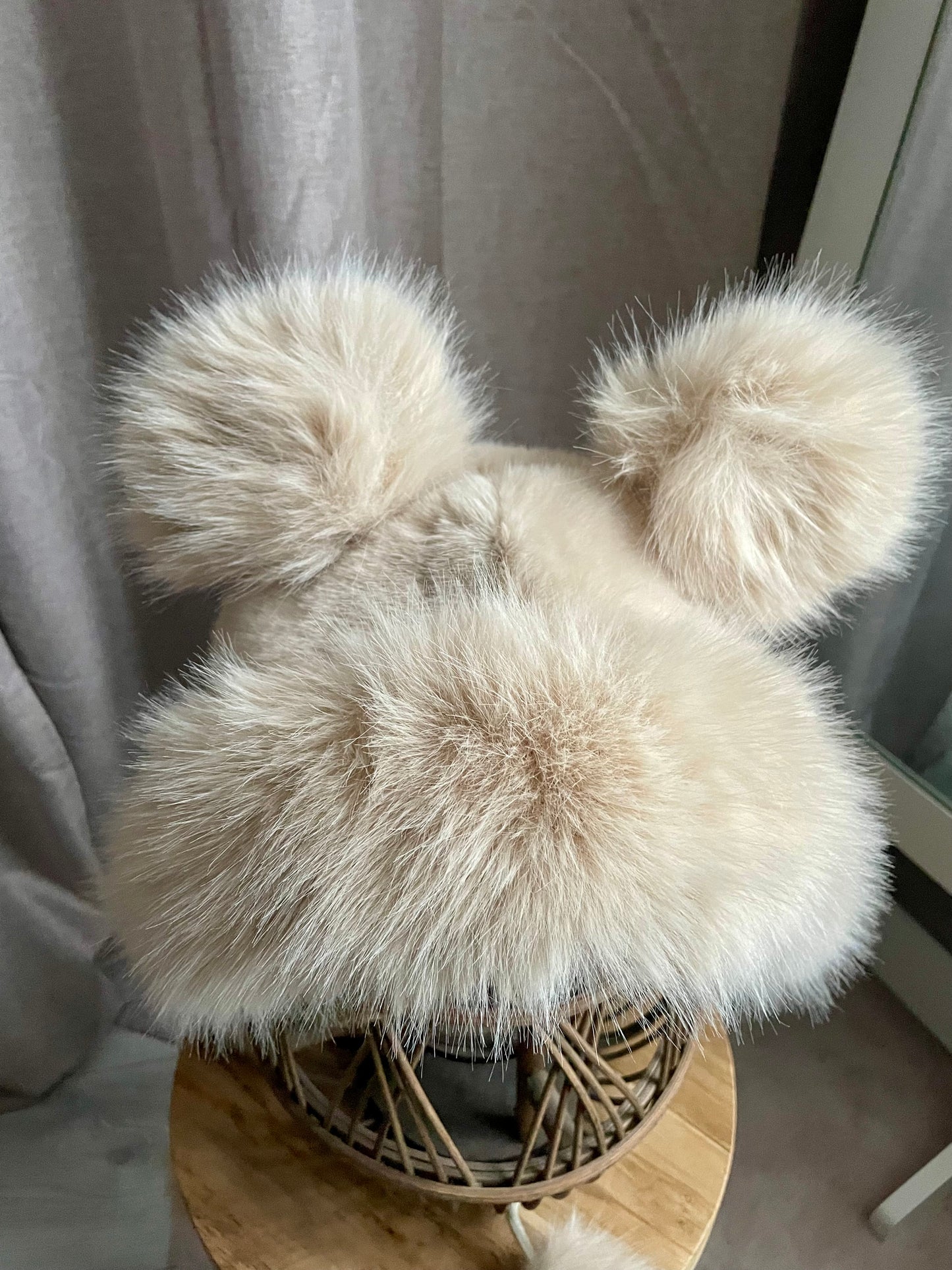 Bonnet fourrure avec oreilles et pompons beige
