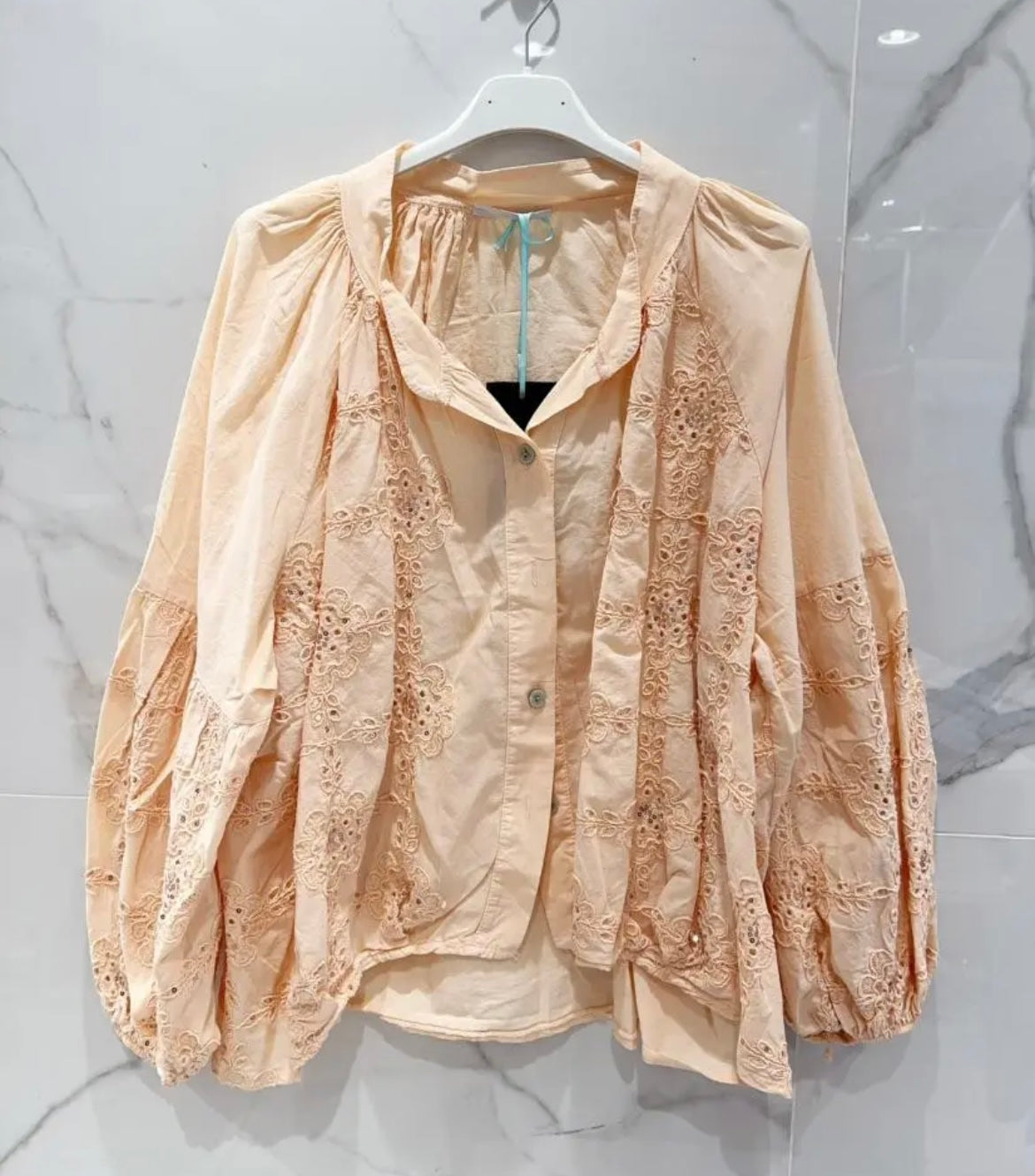 Chemise abricot à boutons manche bouffantes motif en crochet