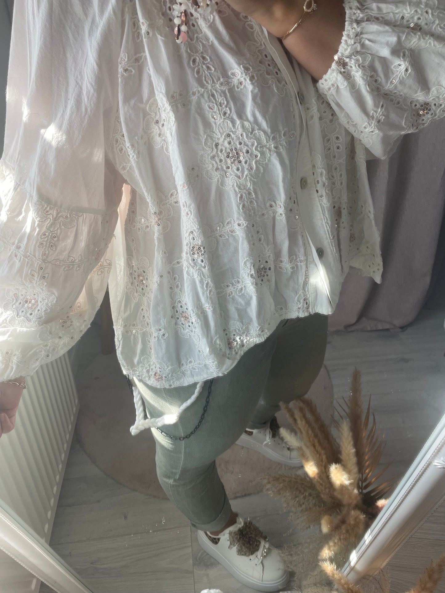 Chemise blanche à boutons manche bouffantes motif en crochet