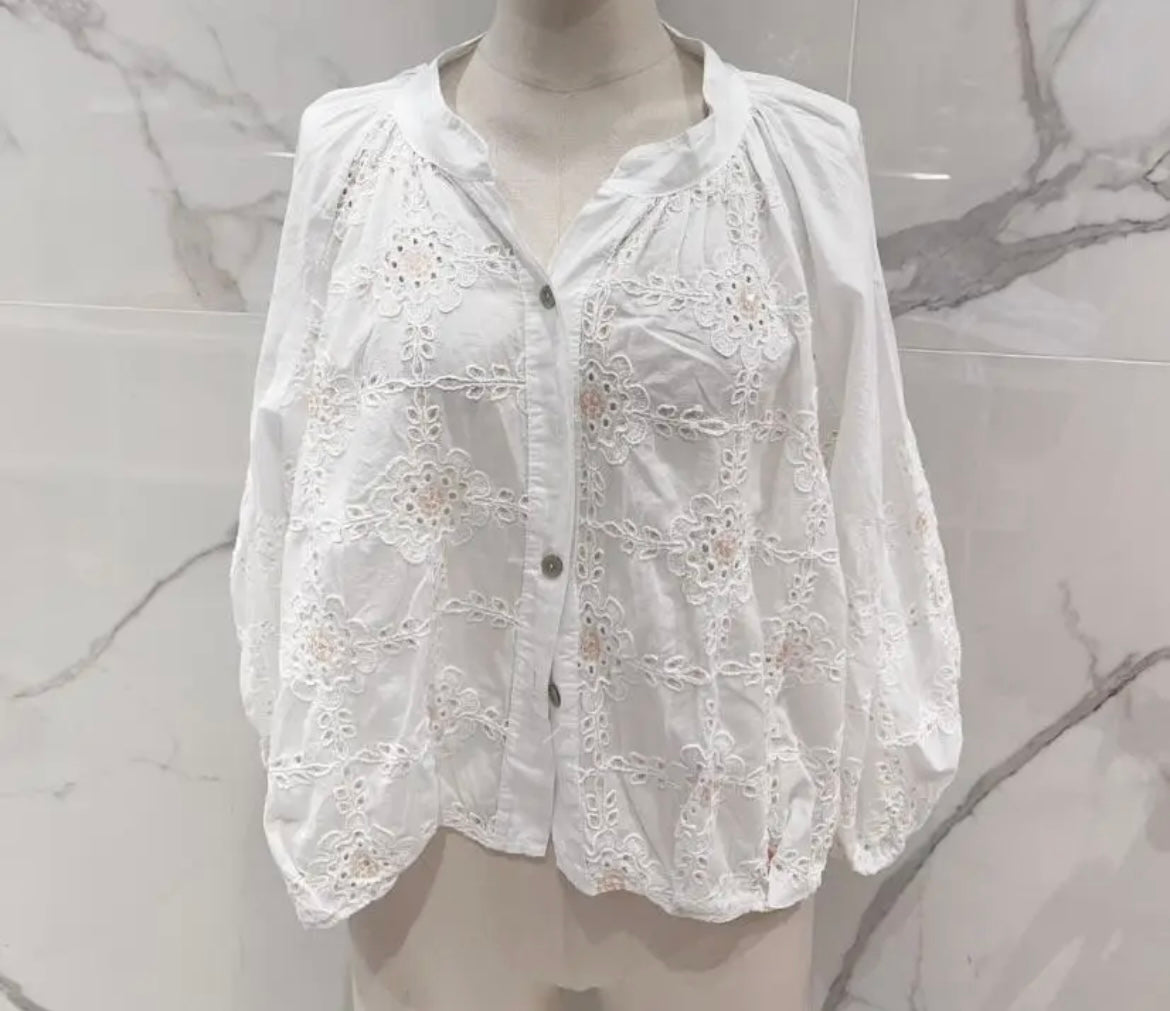 Chemise blanche à boutons manche bouffantes motif en crochet