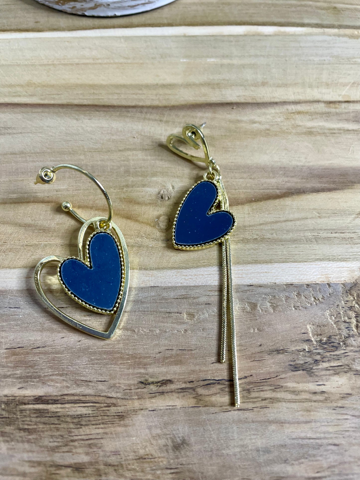 Boucles d’oreilles Cœur asymétrique doré et Noir mat