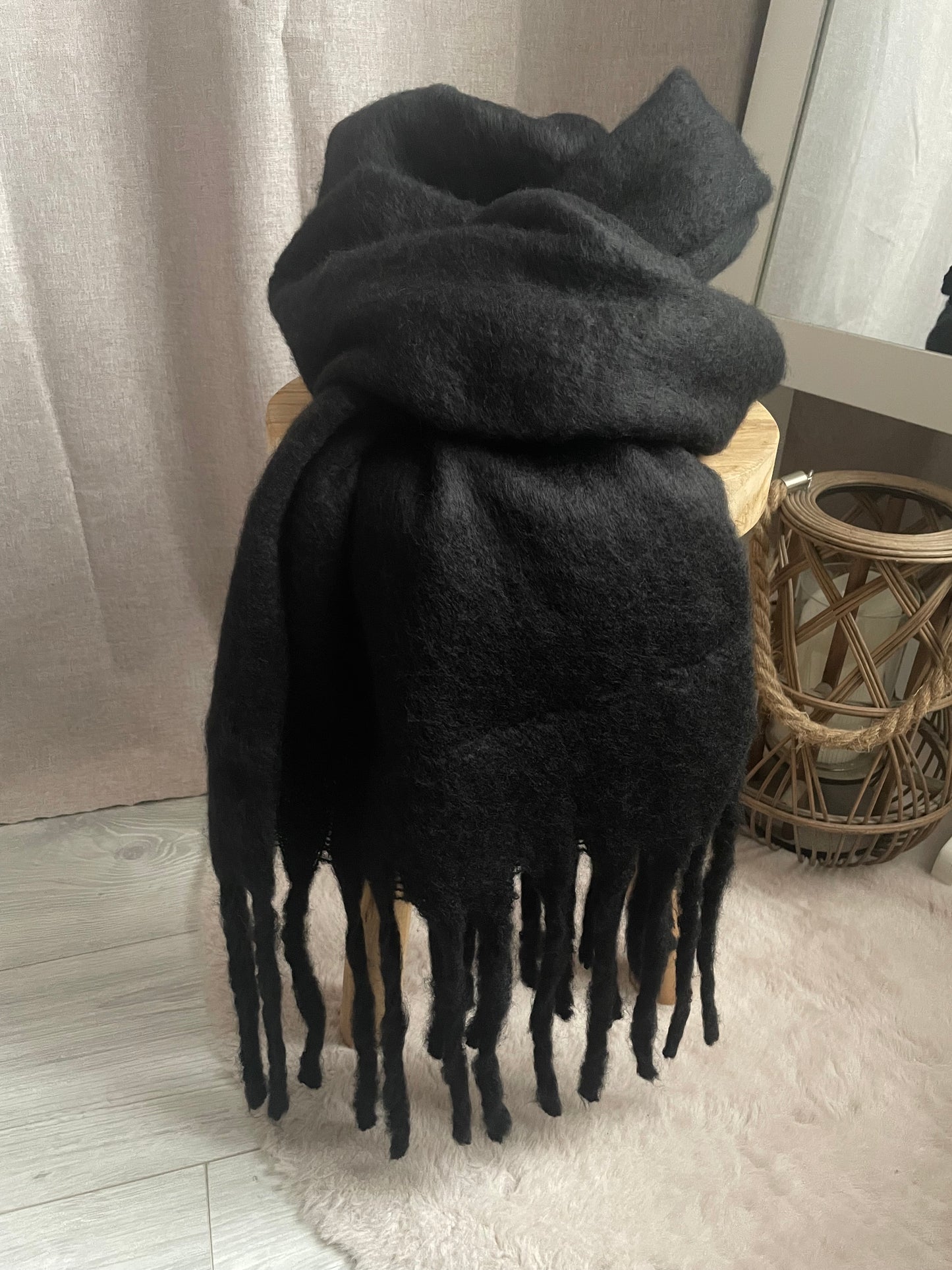 Écharpe douce et épaisse à franges noir Bianca