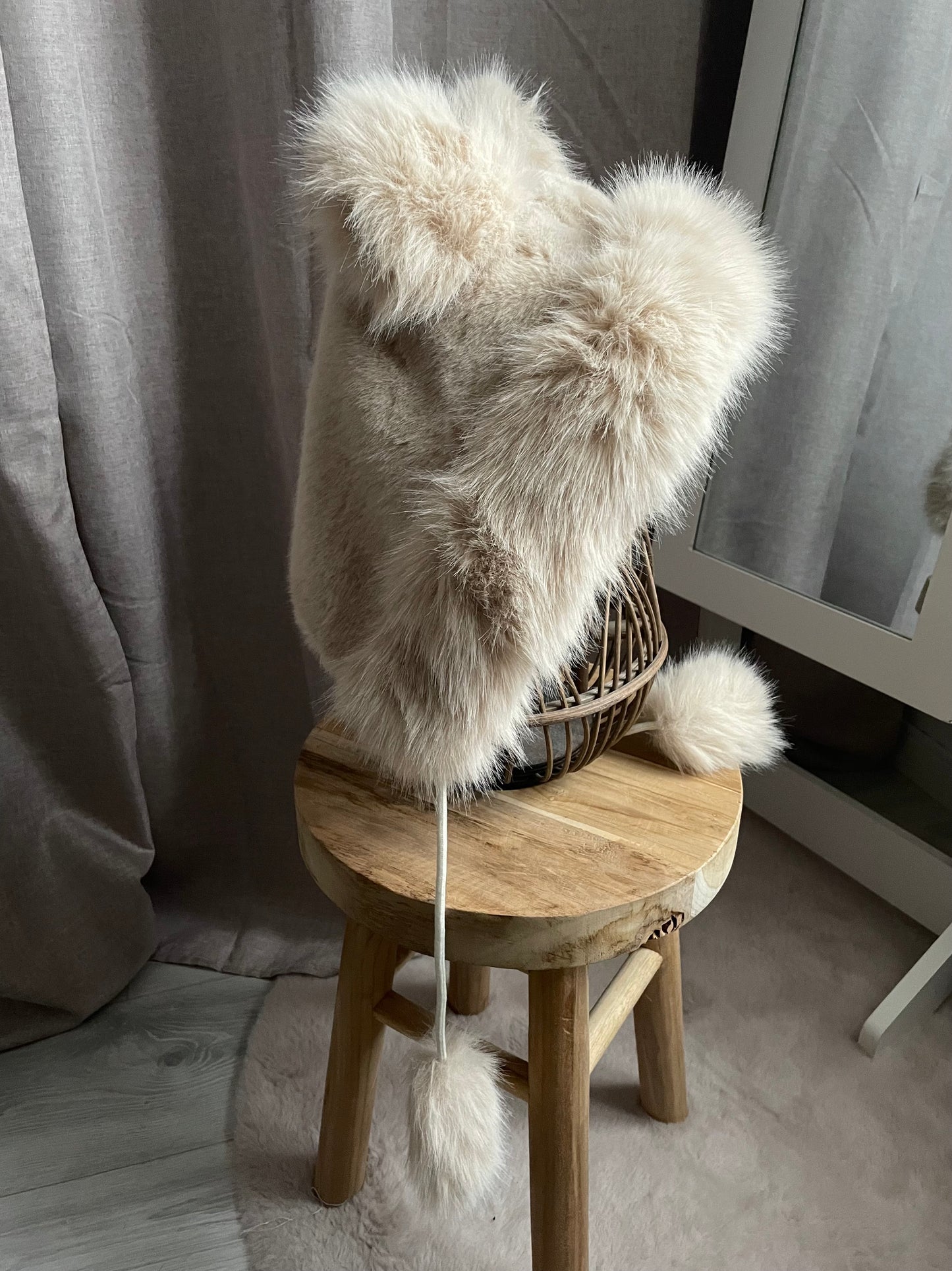 Bonnet fourrure avec oreilles et pompons beige