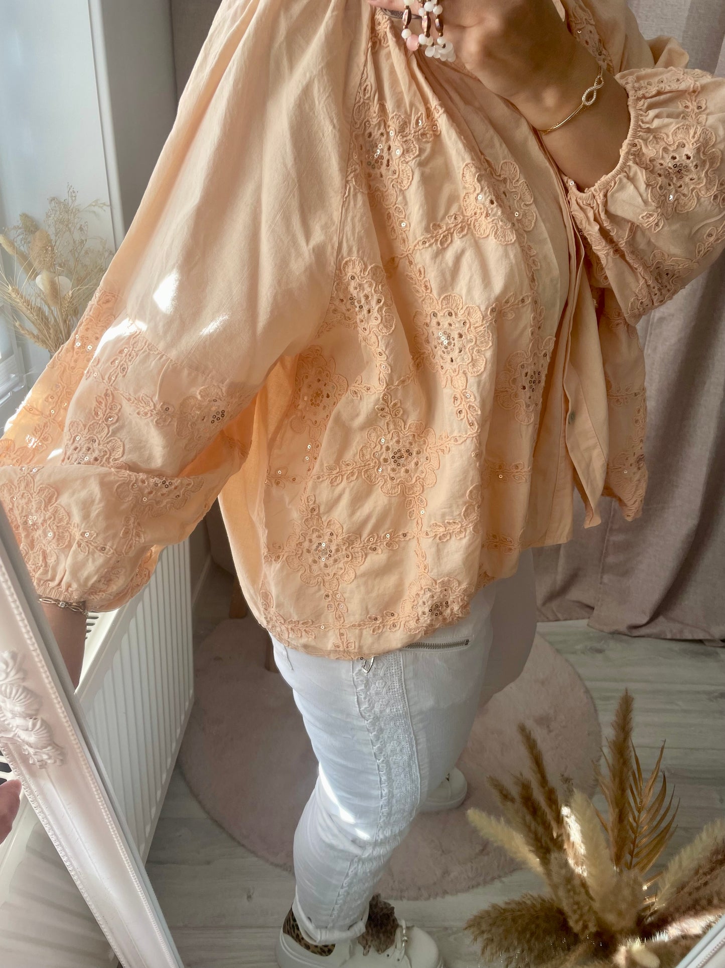 Chemise abricot à boutons manche bouffantes motif en crochet