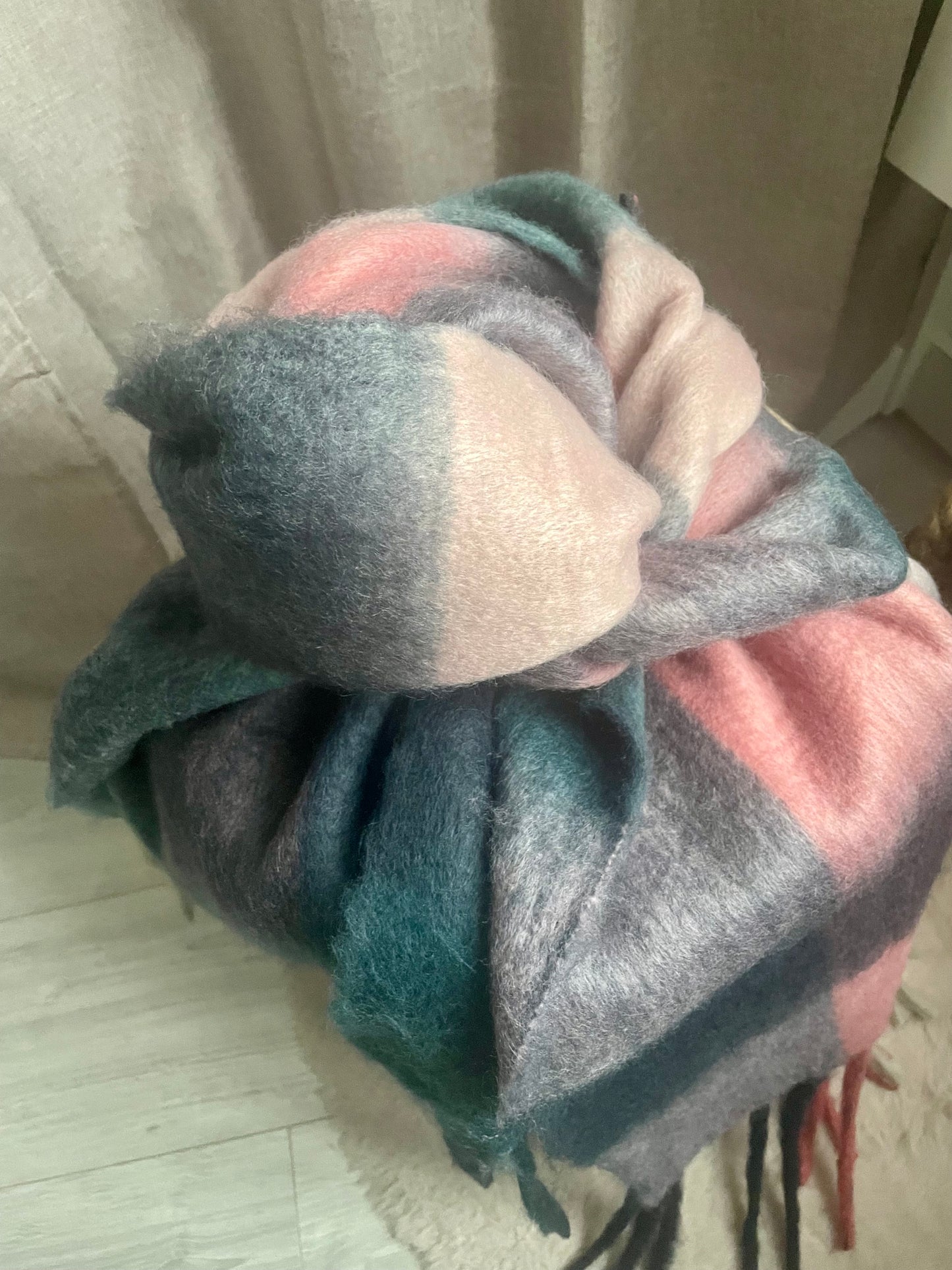 Écharpe douce et épaisse à carreaux multicolore ton rose gris vert Lou