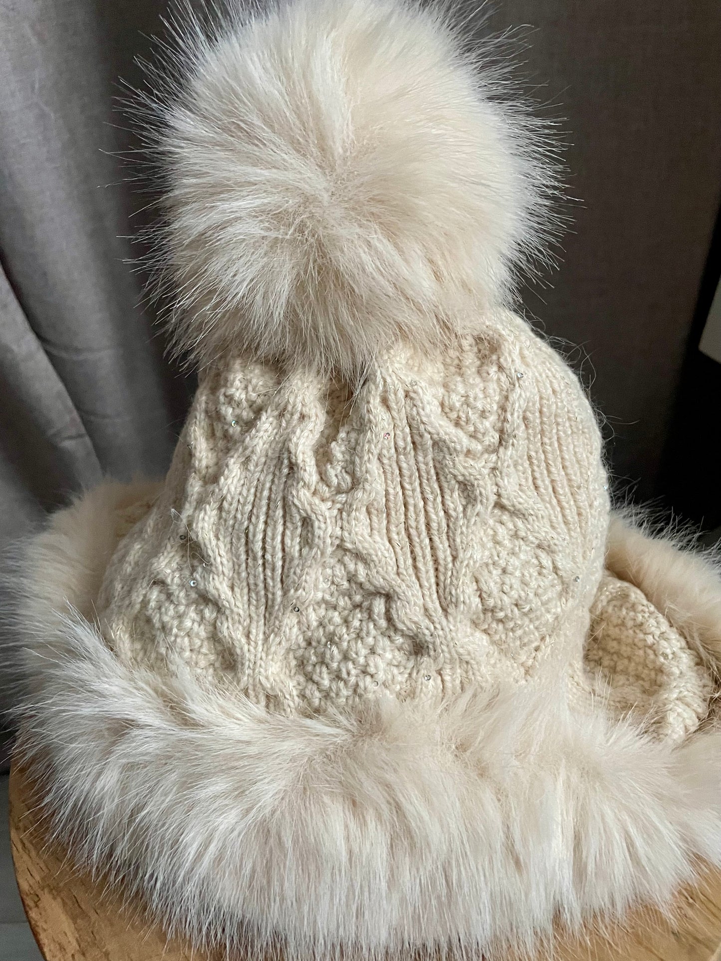 Bonnet fourrure en tricot avec pompons beige