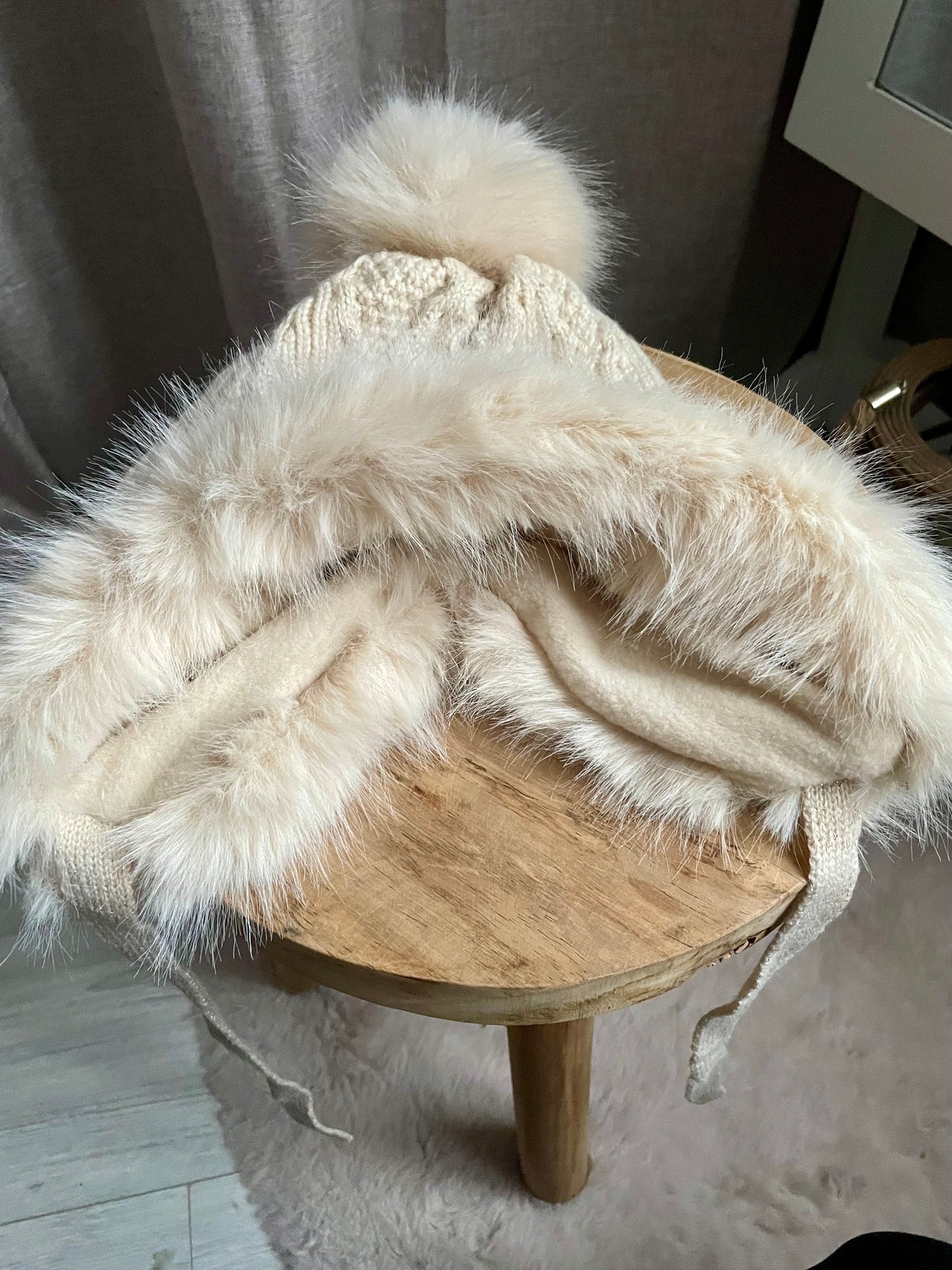 Bonnet fourrure en tricot avec pompons beige