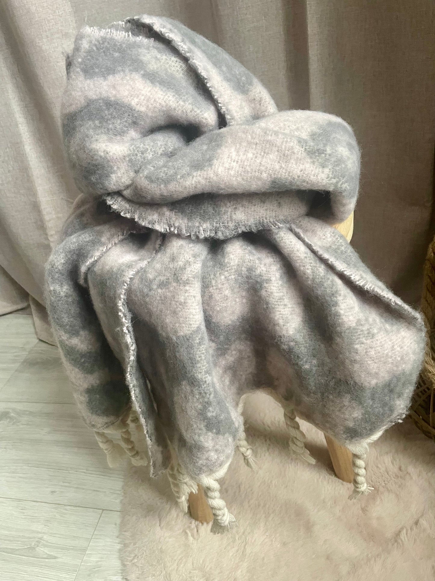 Écharpe châle toute douce à franges léopard gris rosé