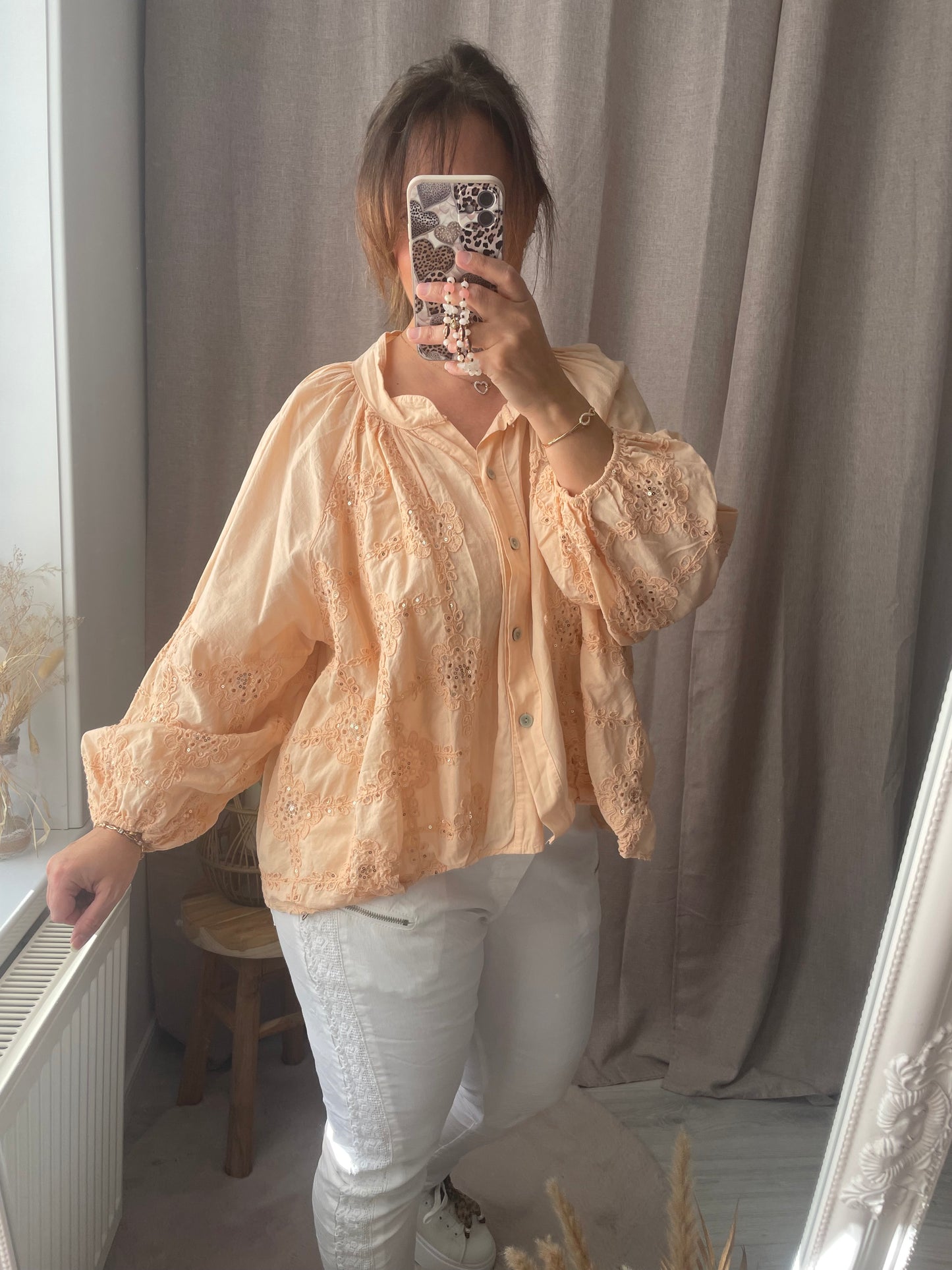 Chemise abricot à boutons manche bouffantes motif en crochet