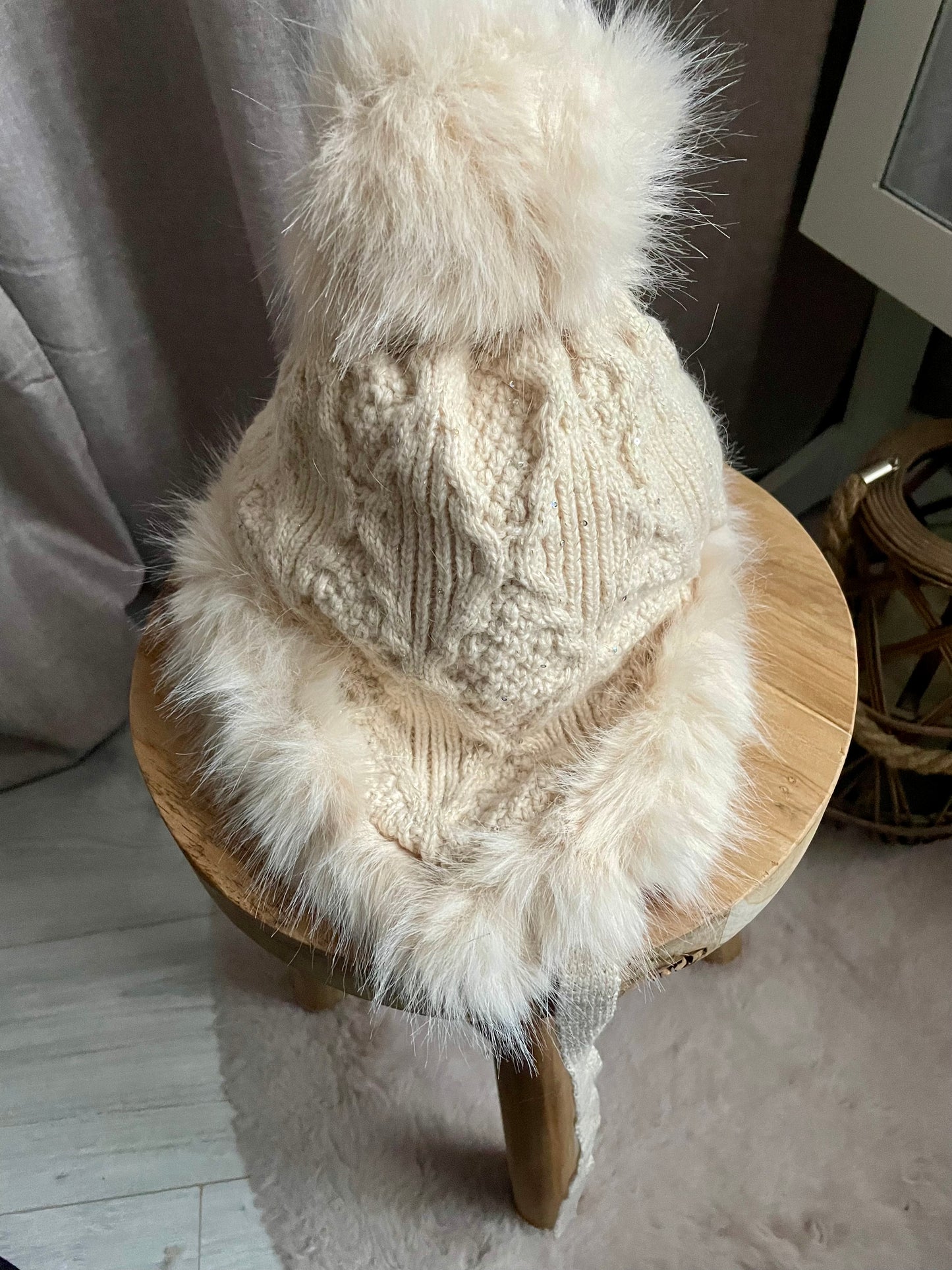 Bonnet fourrure en tricot avec pompons beige