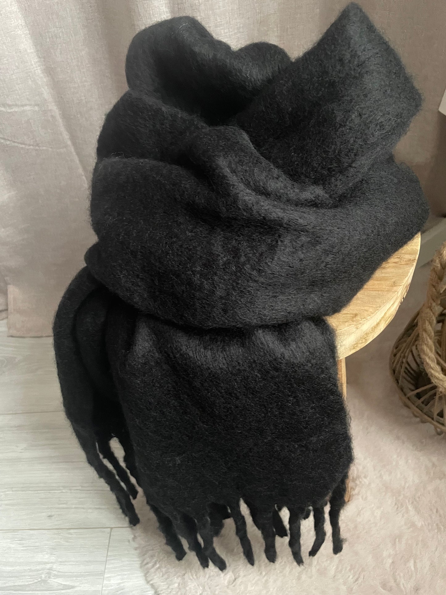 Écharpe douce et épaisse à franges noir Bianca