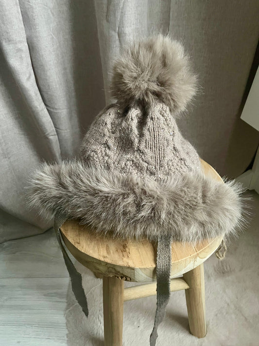 Bonnet fourrure en tricot avec pompons taupe