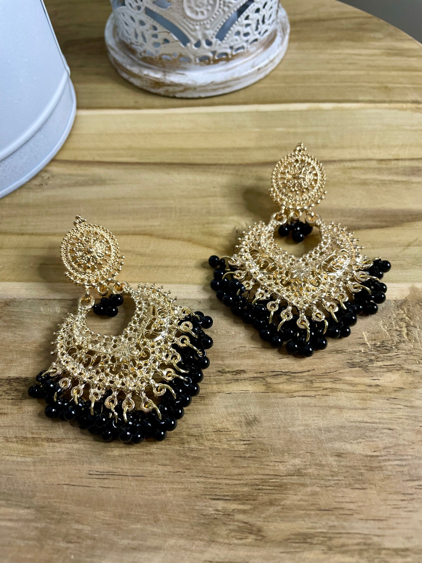 Boucles d’oreilles pendantes doré avec perles Noir