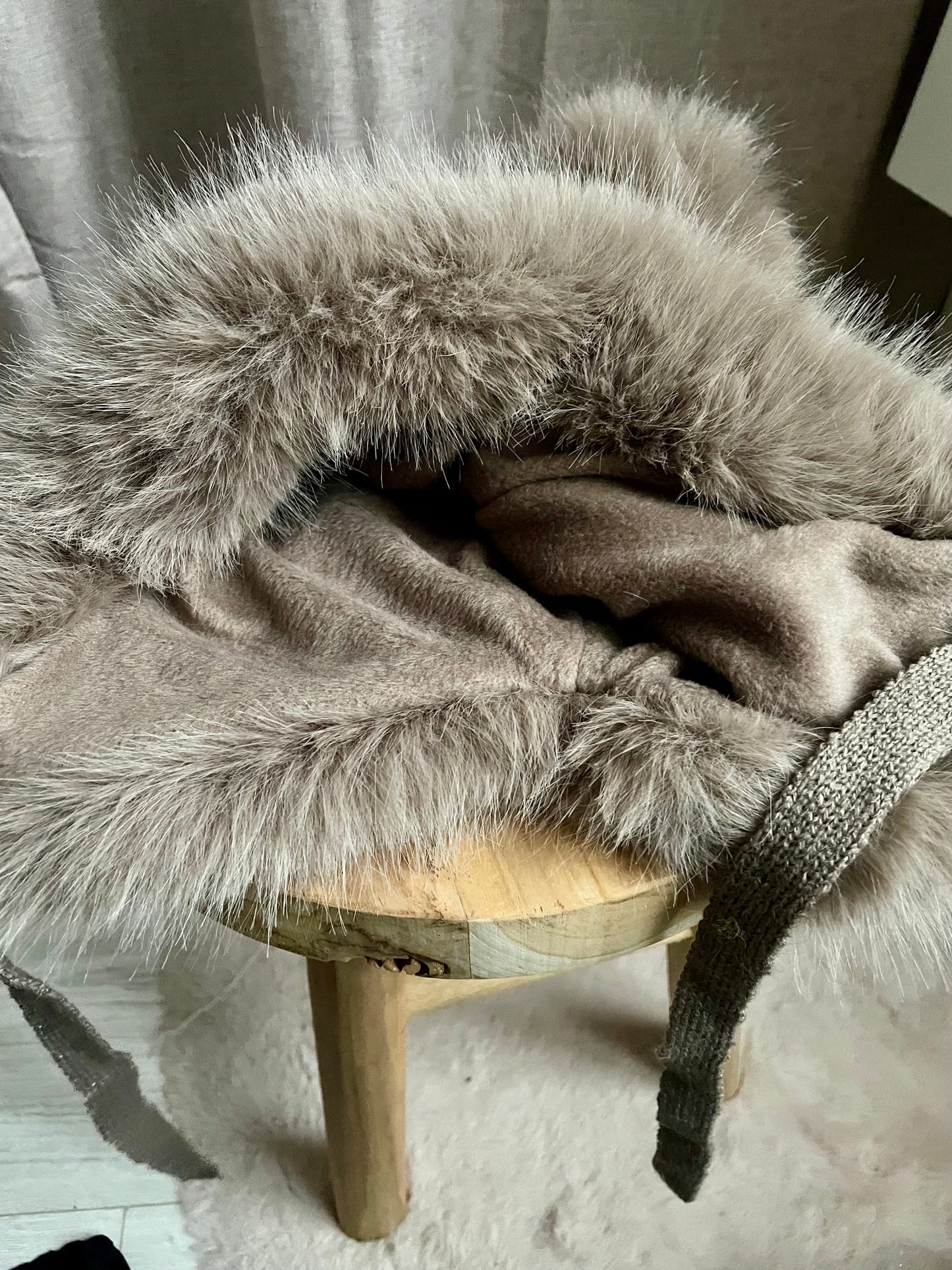 Bonnet fourrure en tricot avec pompons taupe