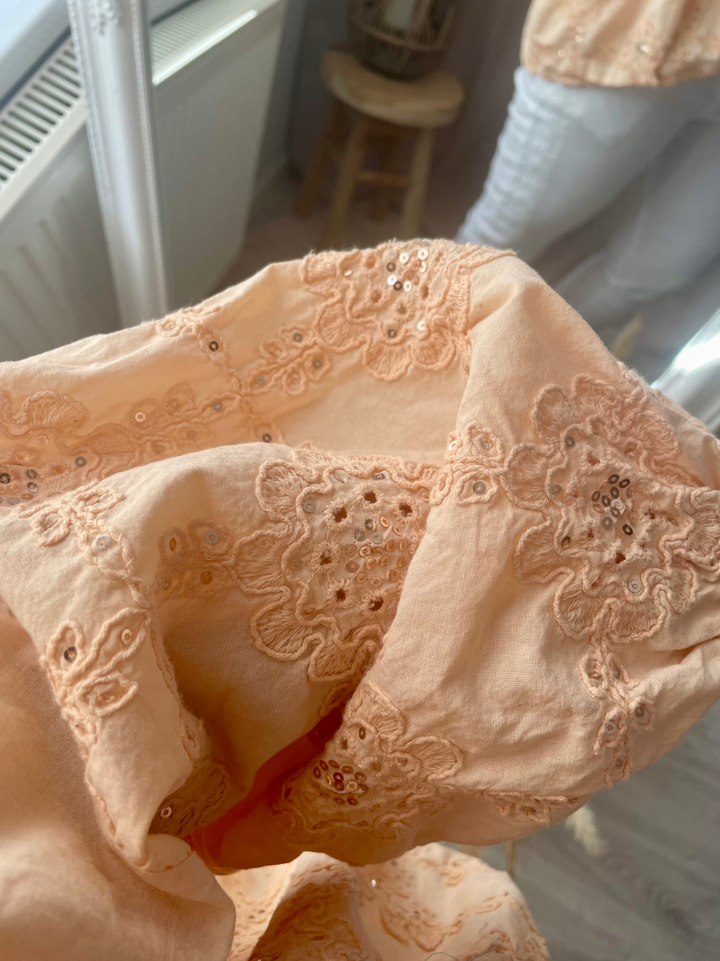 Chemise abricot à boutons manche bouffantes motif en crochet