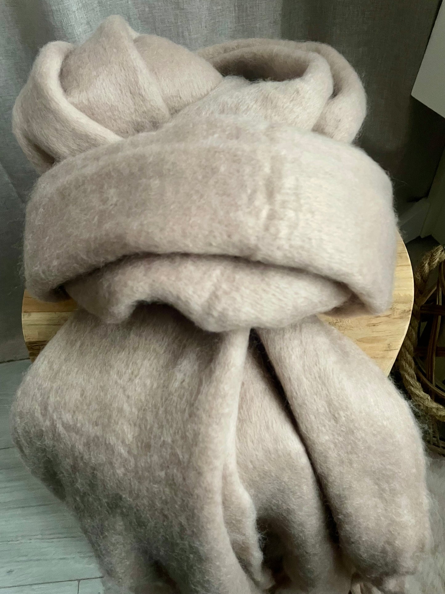 Écharpe douce et épaisse à franges taupe Bianca