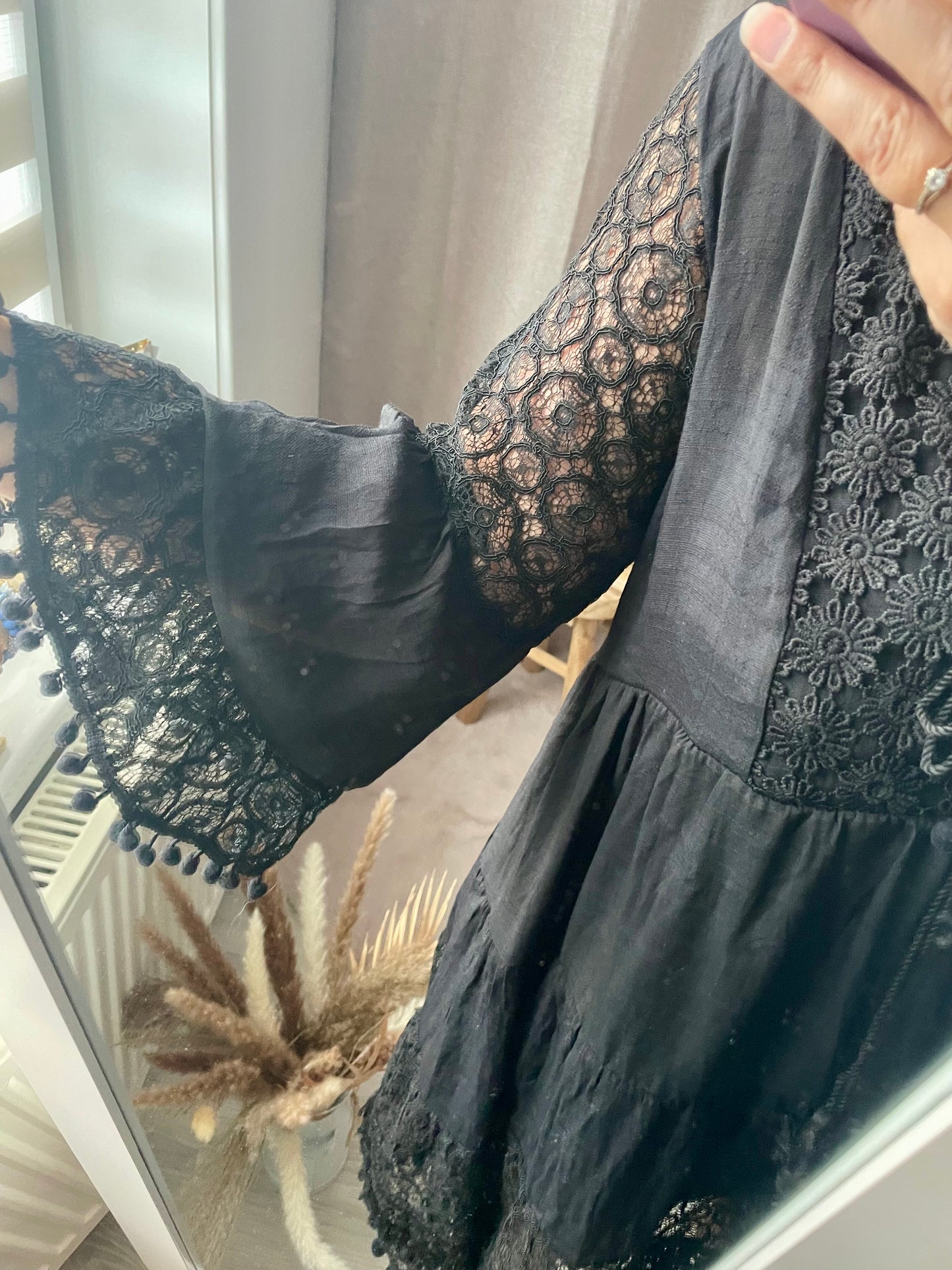 Robe courte fluide dentelle bohème noir Manuela