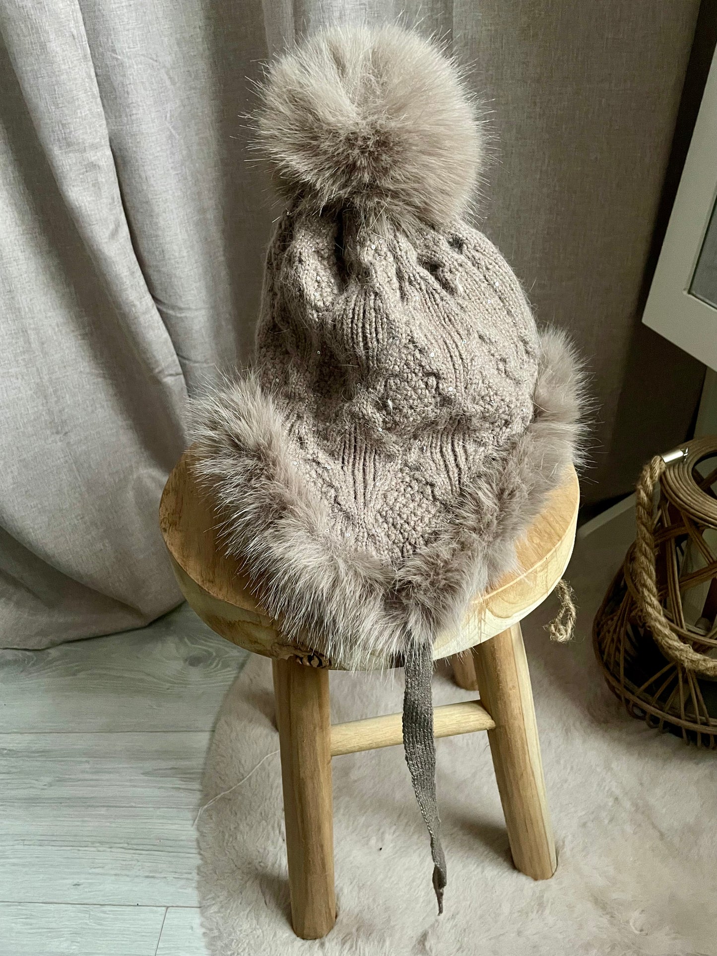 Bonnet fourrure en tricot avec pompons taupe