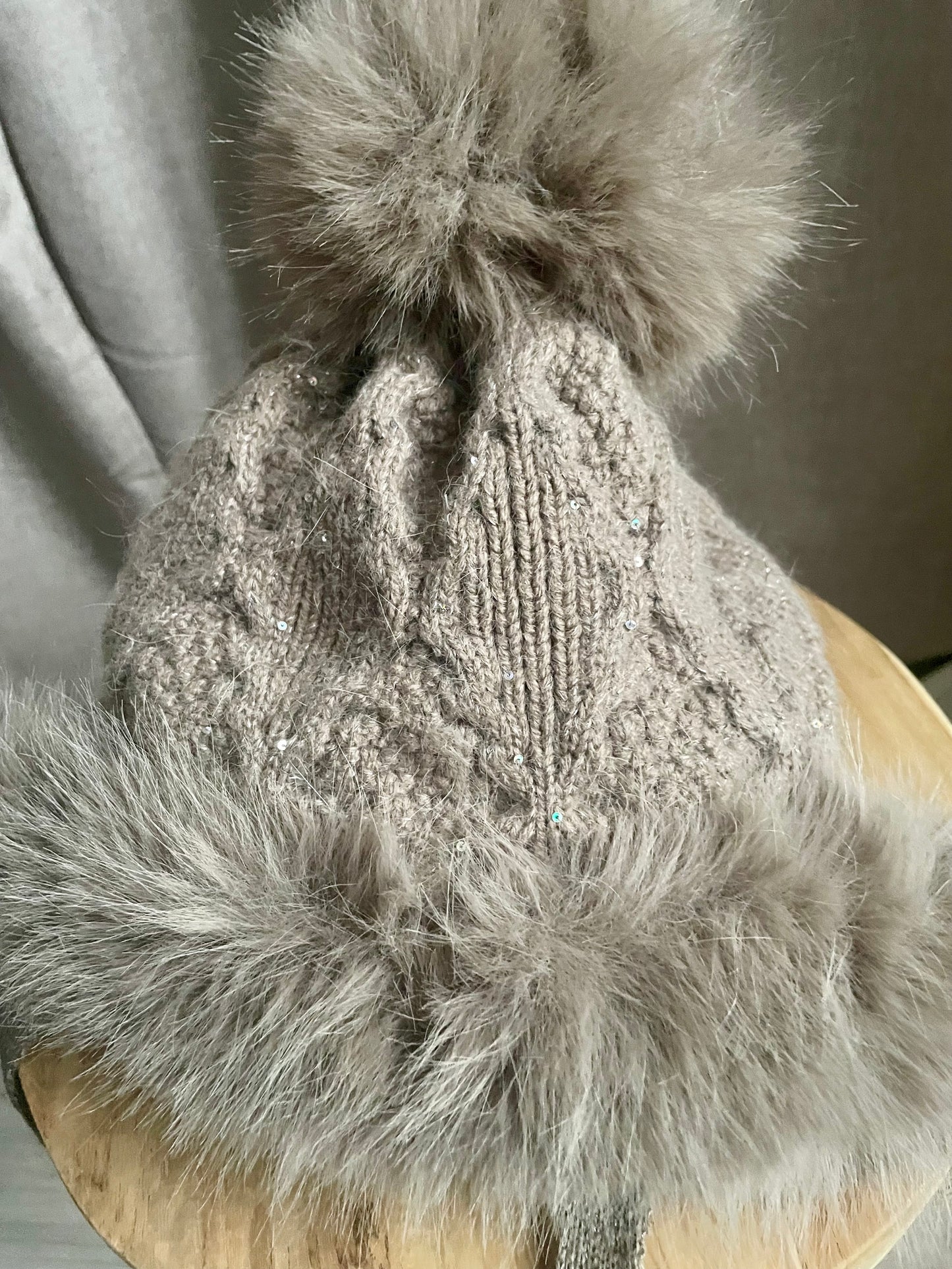 Bonnet fourrure en tricot avec pompons taupe