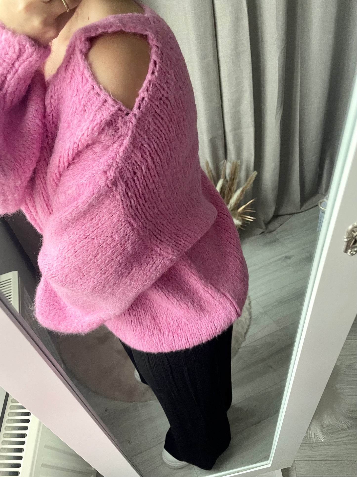 Pull doux épaule dénudée rose Maude